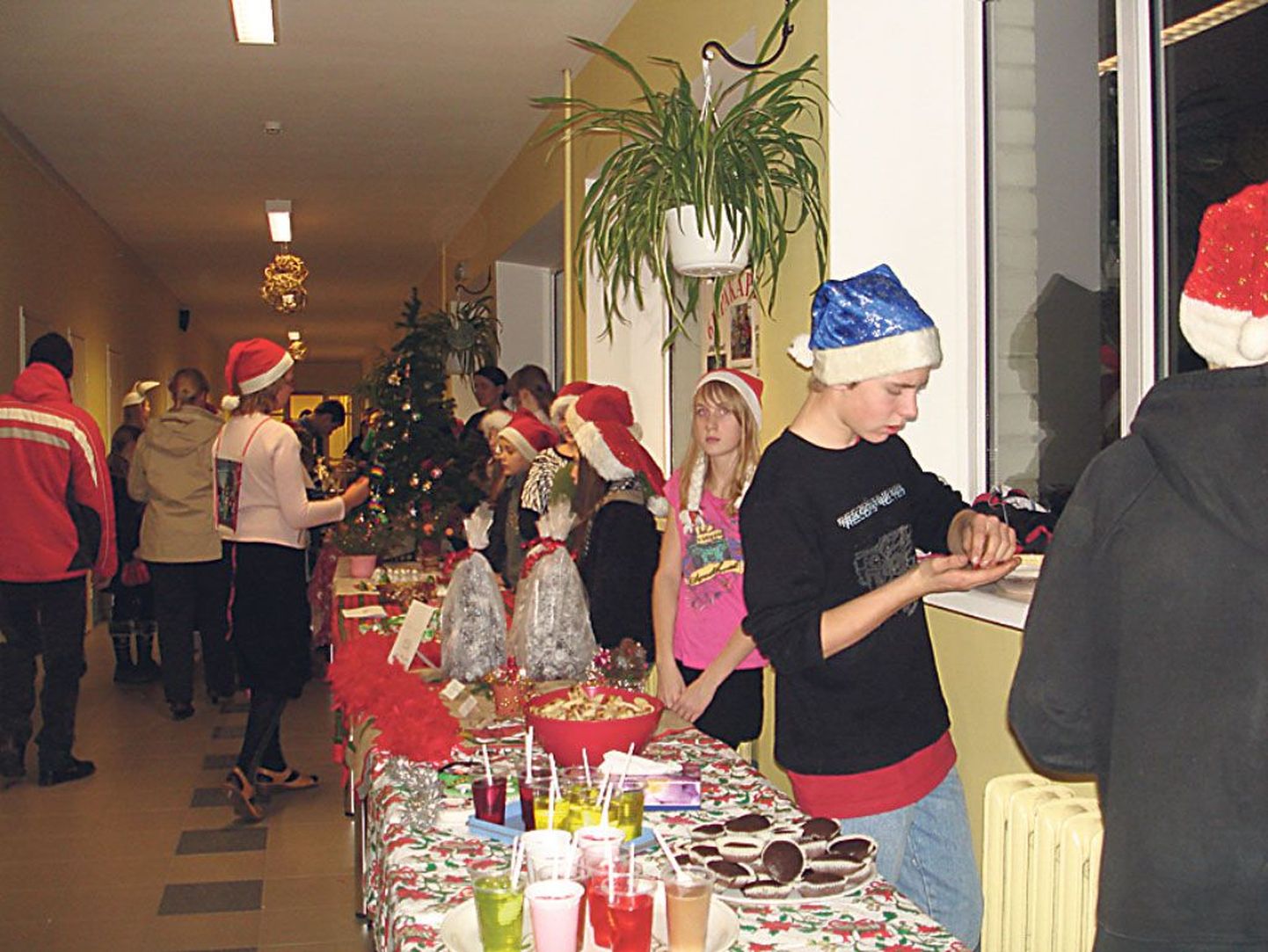 Sindi jõululaadal kauplevad noored nii omaküpsetatud kookide kui ise meisterdatud tööstuskaubaga.