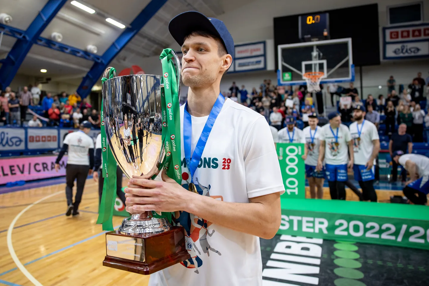 BC Kalev/Cramo kapten Martin Dorbek võidukarikaga.