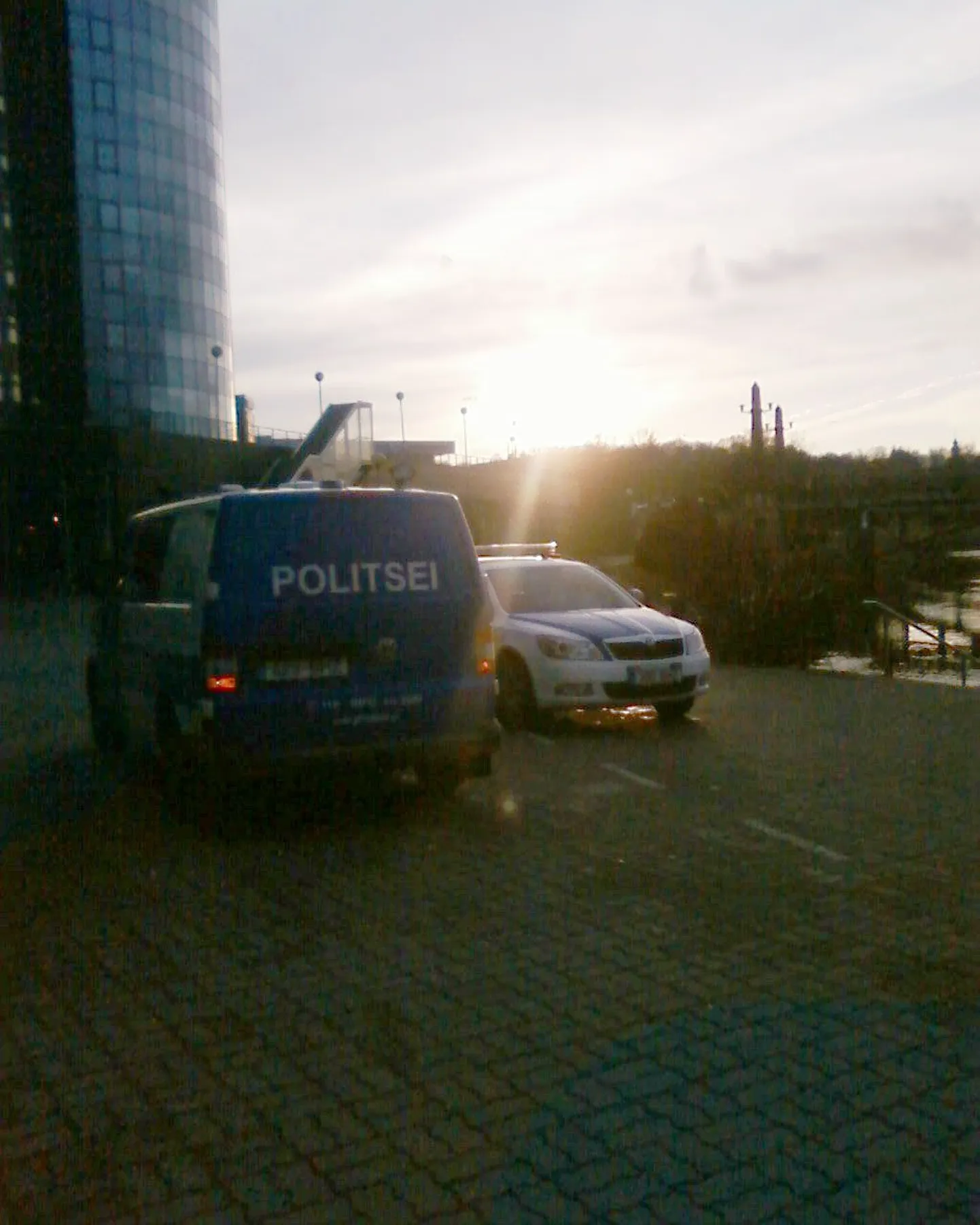 Politseipatrullid kihutasid Emajõe äärde, et uurida, miks hüppas üks mees aega veetnud seltskonnast külma vette.