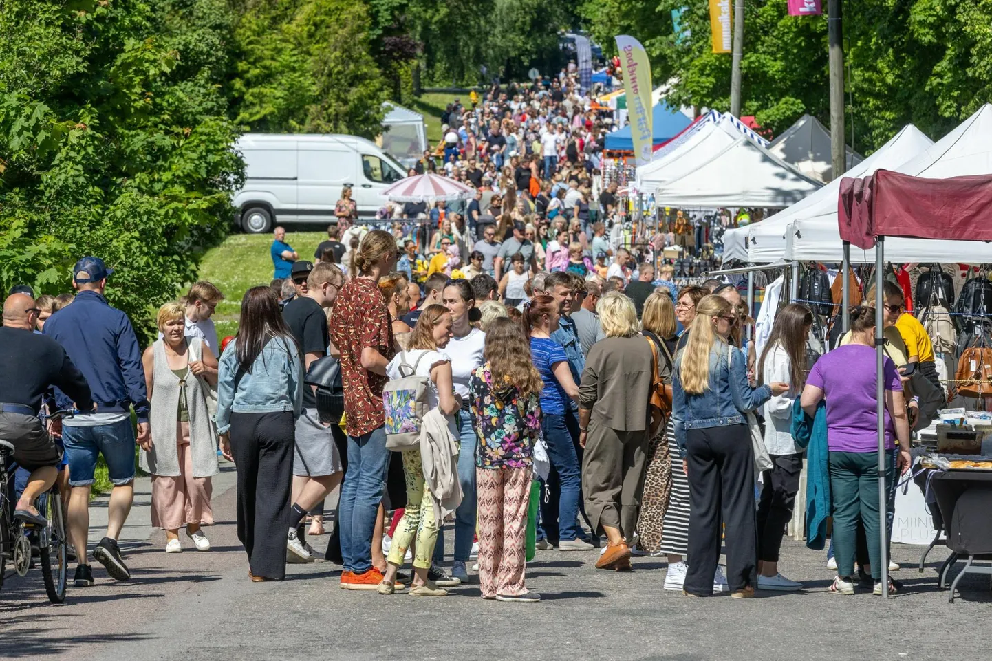 Vabriku ja Näituse tänaval jagus laadatelke enam kui kilomeetrile.