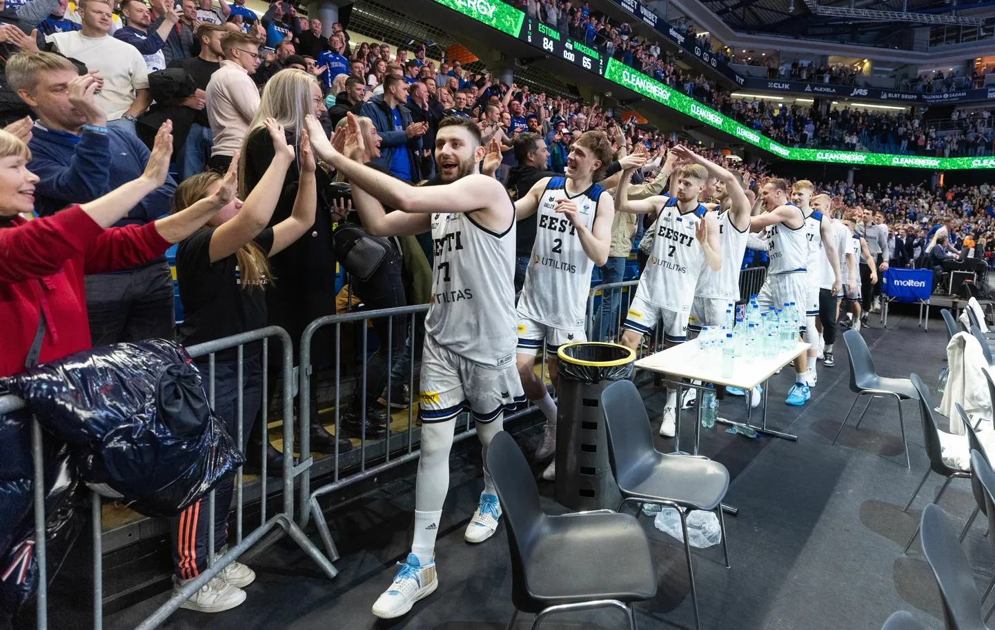 Eesti koondislased rõõmustavad koos toetajatega pärast seda, kui kodusaalis kindlustati EMi finaalturniiri pääse. Esiplaanil on Kristian Kullamäe.
