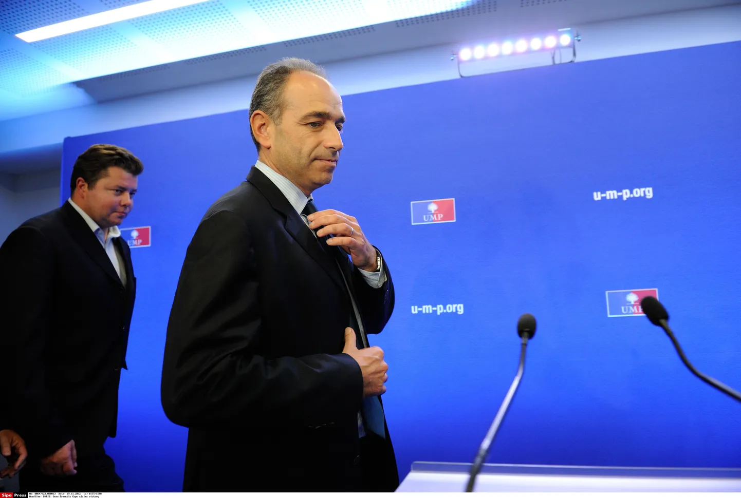 UMP uus esimees Jean-François Copé valmistub võidukõneks.