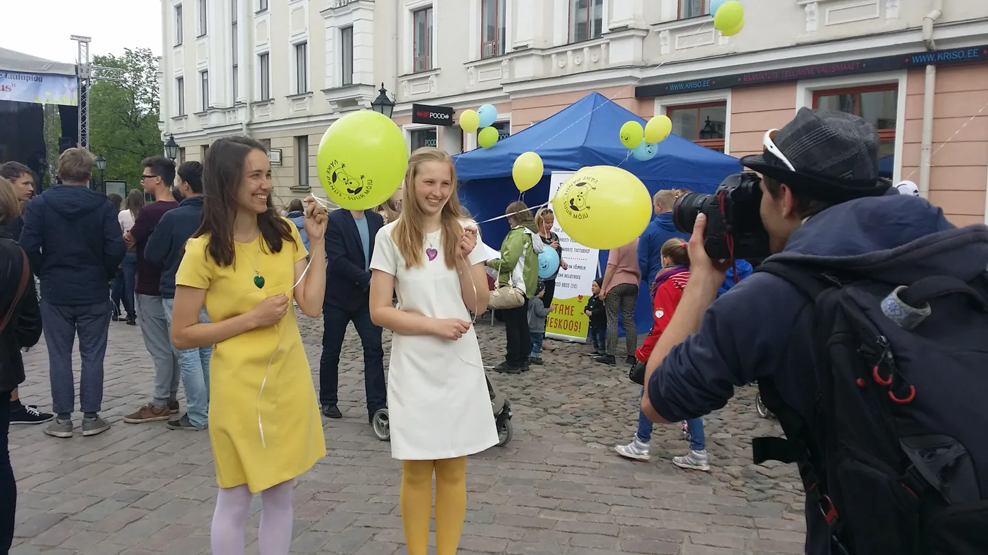 Merili Ginter ja Triin Karis fotograafi Kristjan Teedema objektiivi ees Tartu raeplatsil päeval, mil nad korraldasid oma heategeva ettevõtmise lõpusündmuse, laste laulupeo.