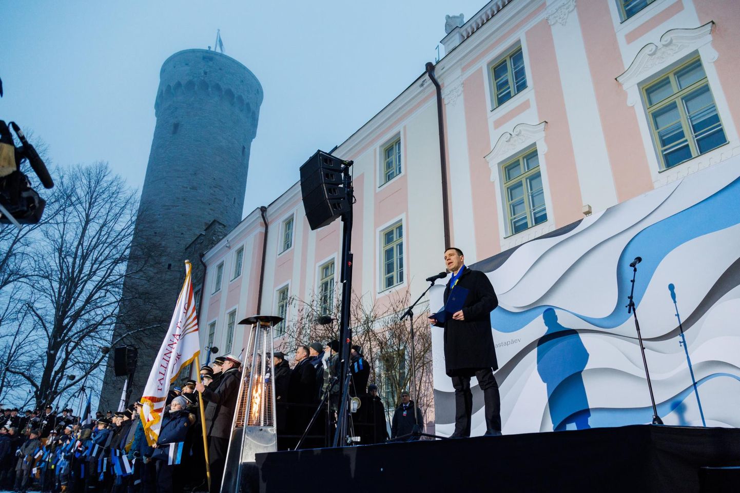 Tallinnas algas Eesti Vabariigi 105. aastapäeva tähistamine kombe kohaselt päikesetõusul piduliku lipuheiskamise tseremooniaga Toompeal Komandandi aias. FOTO: Mihkel Maripuu