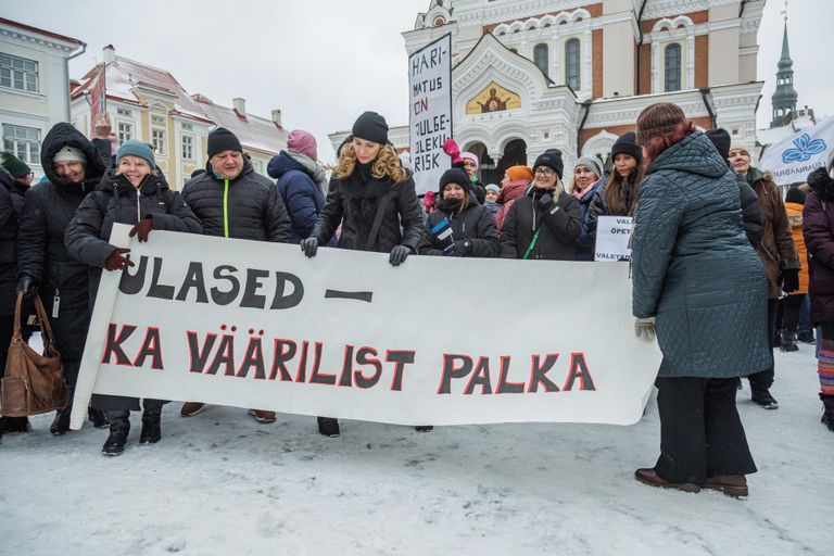 Haridustöötajate meeleavaldus Riigikogu ees.