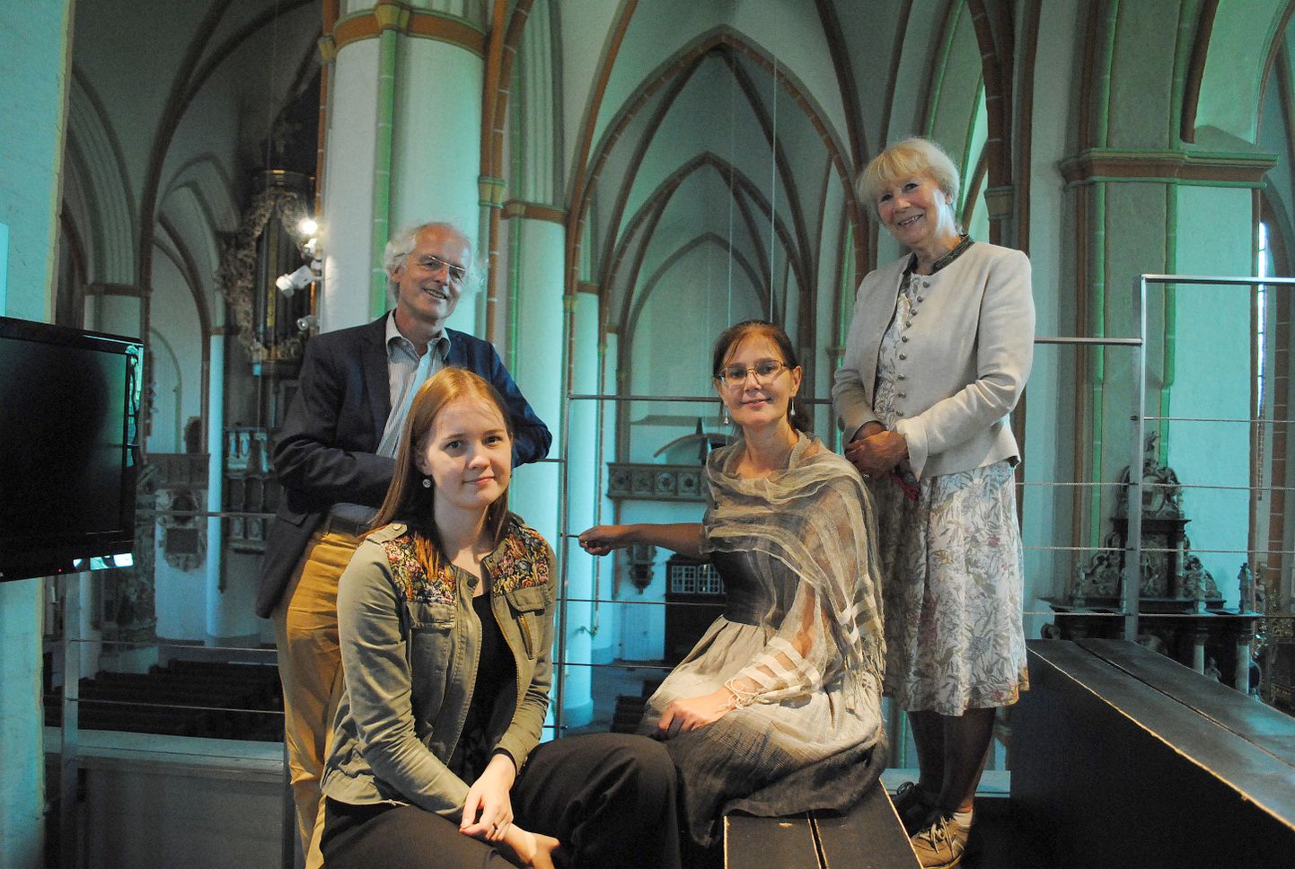 Saimi Kortelainen (ees vasakul) ja Elke Unt koos proua Birte Schellmanni (Lüneburgi endine abilinnapea) ja Joachim Vogelsängeriga (Lüneburgi Jaani kiriku organist.)