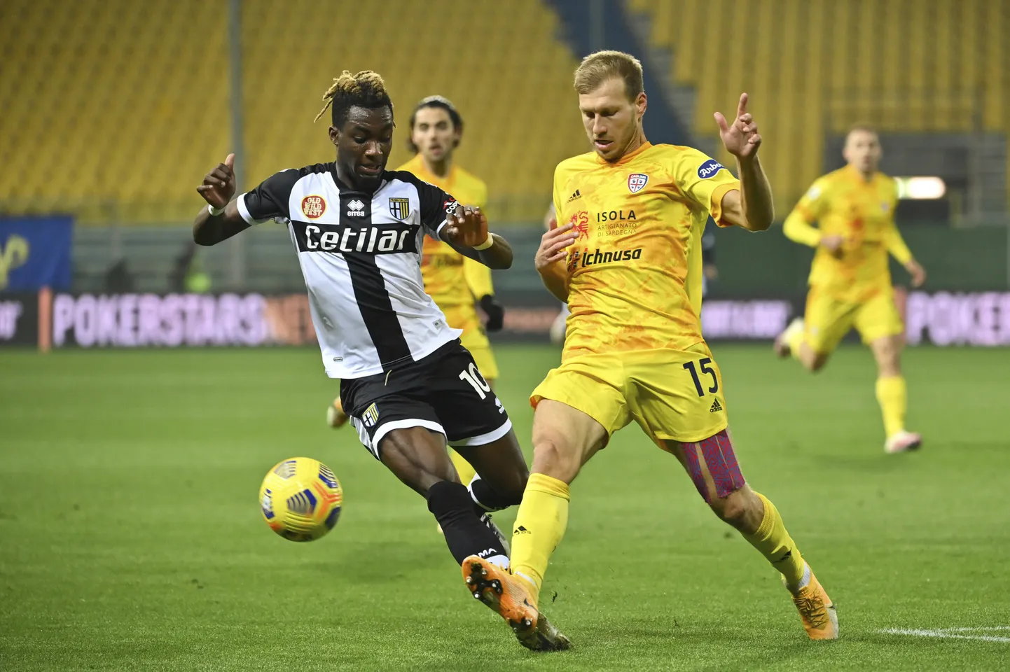 Ragnar Klavan (paremal) Cagliari särgis.