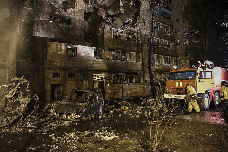 Пожарные тушат многоэтажный дом на месте крушения российского бомбардировщика Су-34 в Ейске, Краснодарский край, Россия, 17 октября 2022 года.