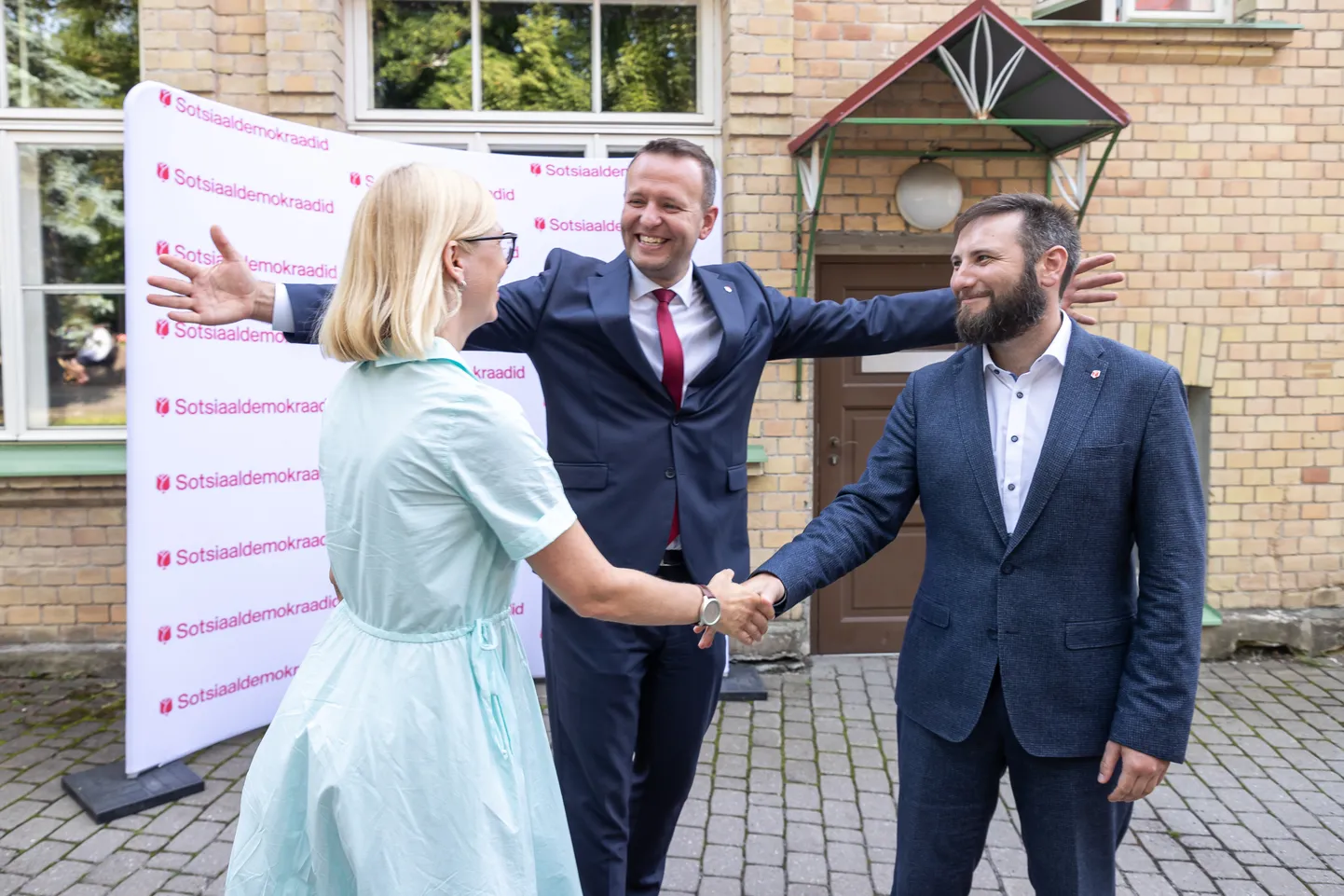 Ametist vabastatud regionaal- ja põllumajandusminister Piret Hartman (vasakul) ja taristuminister Vladimir Svet (paremal) saavad kahe peale kokku üle 67 000 euro lahkumishüvitist.
Sotsiaaldemokraadid kinnitasid uue valitsuse ministrikandidaadid. Pildil (vasakult) Piret Hartman, Lauri Läänemets, Vladimir Svet.