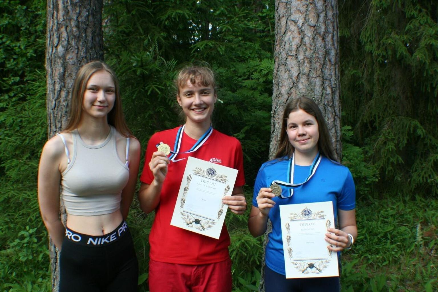 Kati-Ly Randviir (punases) võitis Eesti meistritiitli, Ketlin Veia saavutas üllatuspronksi.