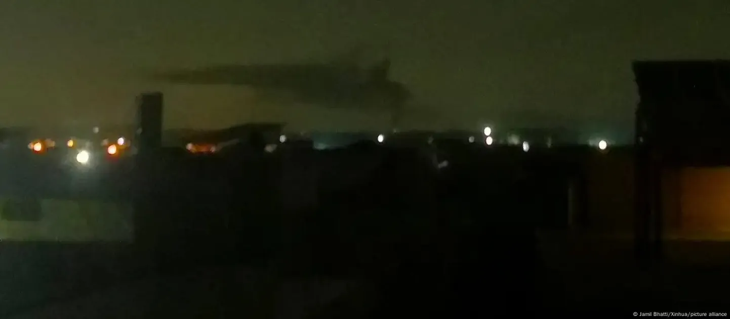 Над пакистанским гарнизонным городом Равалпинди, расположенным к югу от Исламабада, был виден поднимающийся дым.