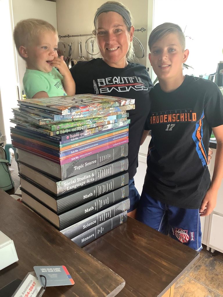 Brittany Fitch kahe lapse ja raamatuhunnikuga Iowa osariigi Mingo linnas.