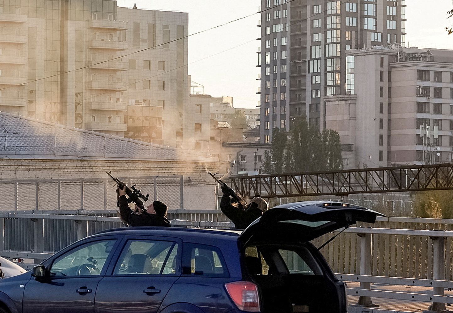 Ukrainas policisti notriec Krievijas dronus. Ilustratīvs attēls.
