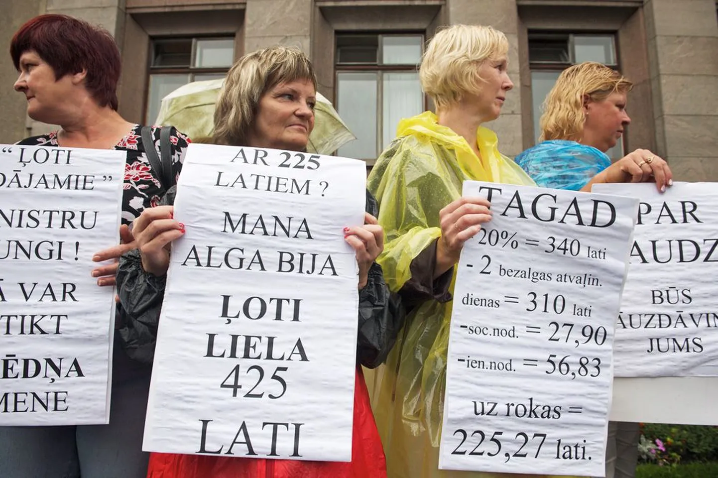 Lätis on kulusid juba igati kokku tõmmatud. Pildil protestivad kriisist räsitud naised 24. juulil Riias palgakärbete vastu.