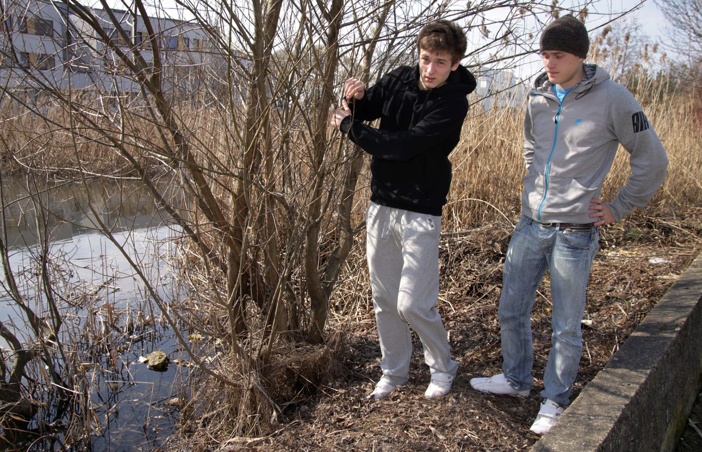 Vaprad noormehed Aleksei Rožkov (vasakul)ja Mehis Kont päästsid läbi jää tiiki kukkunud poisikesed jäisest veest.