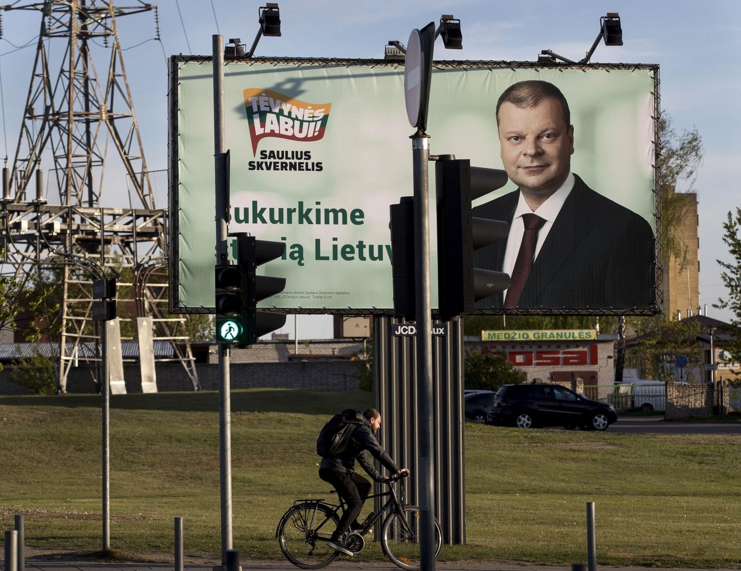 Leedus varjutavad europarlamendi valimisi samal päeval toimuvad presidendivalimised. Pildil peaminister Saulius Skvernelise valimisplakat. 