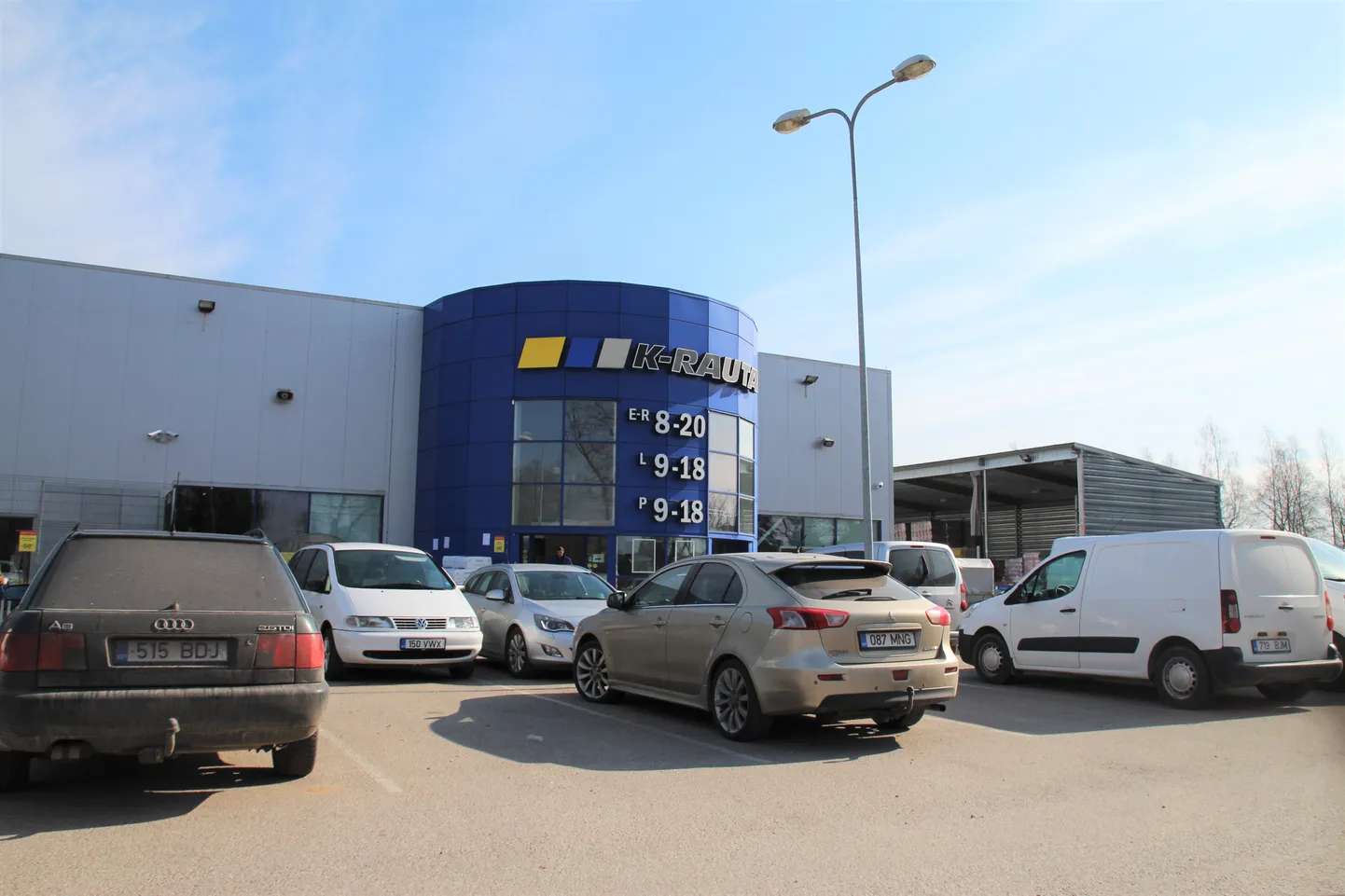 Võru K-Rauta parklas oli laupäeval autosid omajagu.