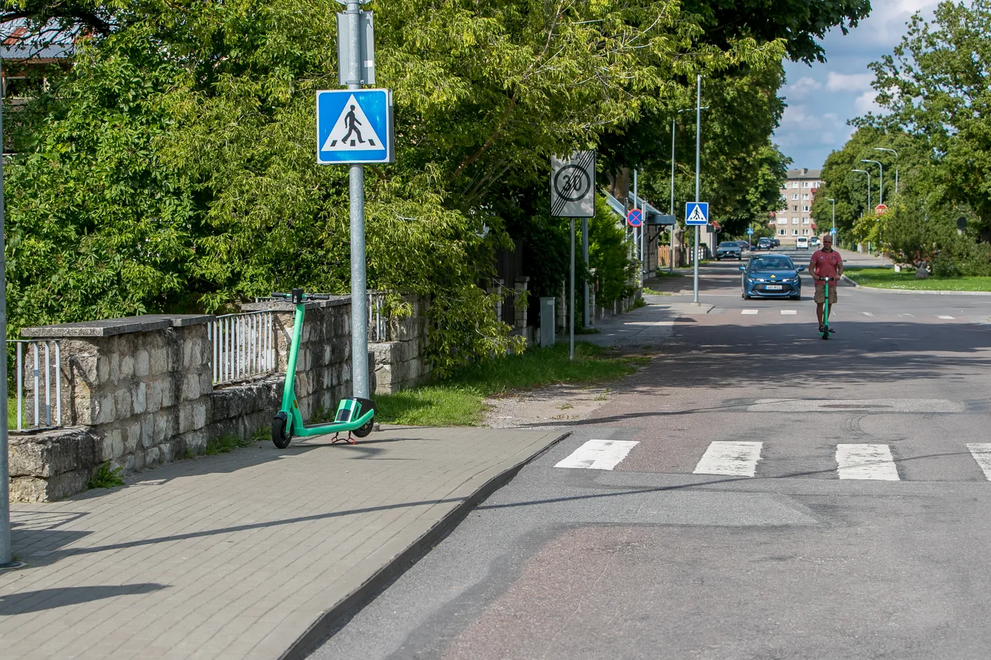 TÕUKSE JÄETAKSE kõnniteedele, sõiduteele, bussipeatustesse. Kas siis mingeid piiranguid ei ole? küsivad inimesed.