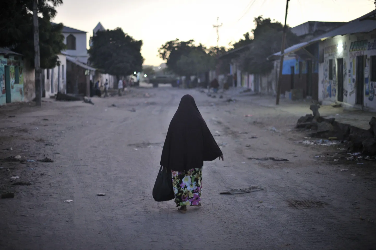 Naine Somaalia pealinna Muqdisho tänaval.