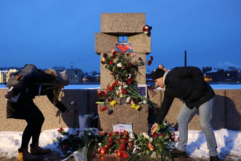 Люди несут цветы к мемориалу жертв политических репрессий. Санкт-Петербург, 16 февраля 2024.