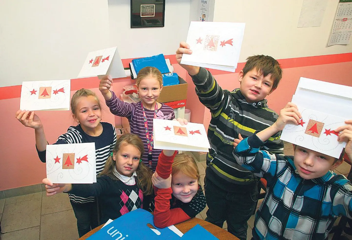 Pärnu Vanalinna põhikooli 2.a klassi tüdrukud ja 2.b klassi poisid pakuvad Unicefi jõulukaarte teist aastat. Tublimad neist on tänavu suutnud maha müüa üle 30 kaardi.