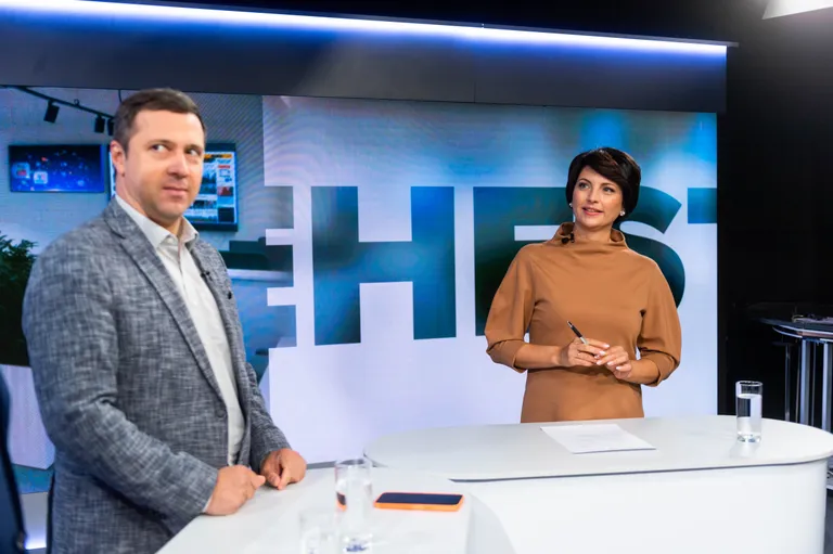 Студия Postimees: школам опять не до учебы? / Одежда ведущей: Tallinna Kaubamaja/ Liviana Conti