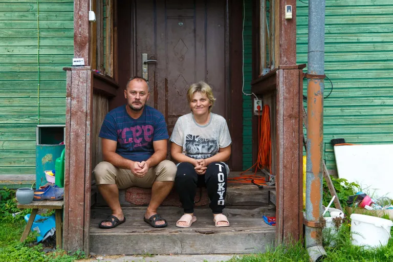 Pille Aim ja Aadu Margus ootavad pingsalt järgmise oksjoni tulemusi. Kehvema stsenaariumi puhul võib kuue alaealise lapsega pere jääda kodutuks.