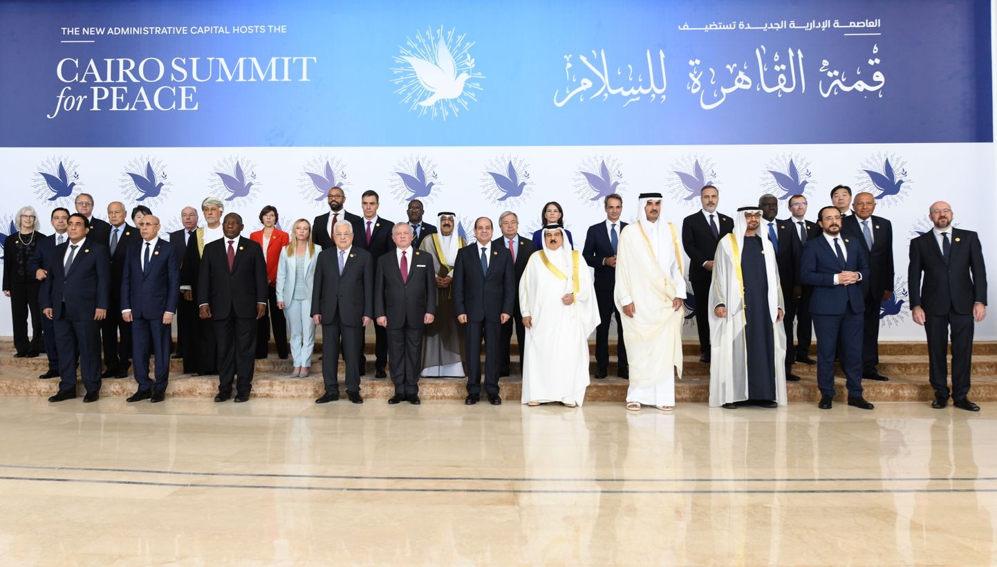 Kairo rahutippkohtumise kõrged külalised poseerimas ühisfoto jaoks.