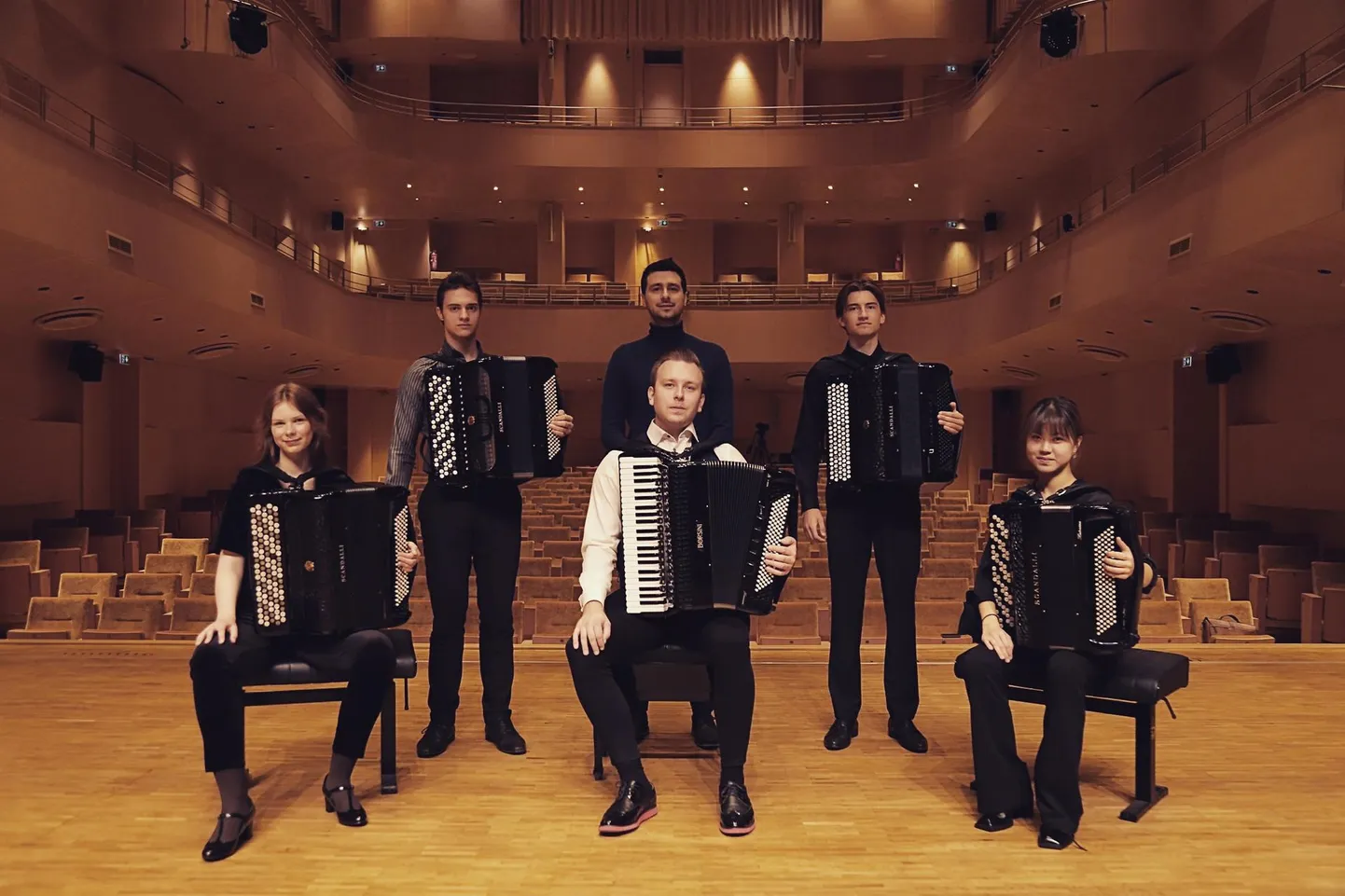 Ees keskel Henri Zibo, taga keskel Momir Novakovic. Lisaks EMTA akordioniõpilased Jiayi Wu, David-Ovid Komlev,
Egle Kazakeviciute, Renats Vanags. FOTO: Accordionfesti Pressimaterjal