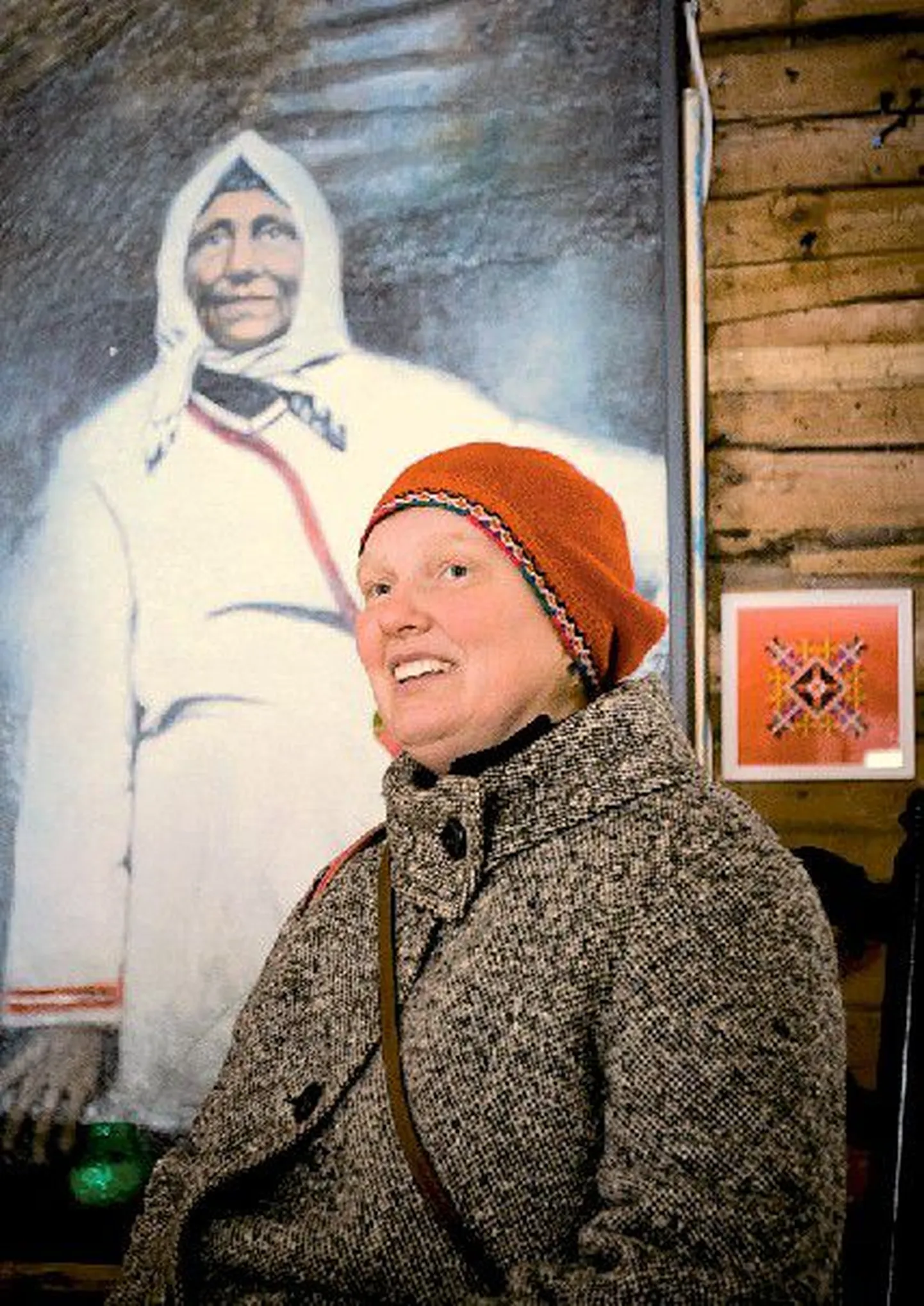 Poeet ja laulik:
 Kauksi Ülle Obinitsa ateljee-
galeriis lauluema Taarka
 portree taustal.