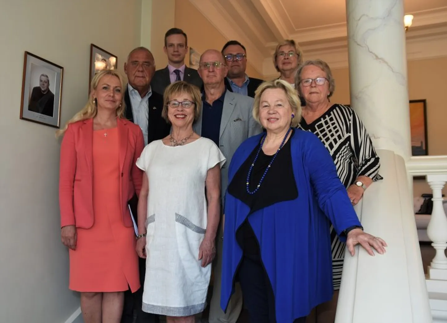Rahvastikuminister Riina Solman koos loodava ülemaailmse eestluse koostöökomisjoni liikmetega: Aavo Reinfeldt, Marcus Kolga, Reet Marten Sehr, Marju Rink-Abel, Leelo Pukk, Aho Rebas ja Sirje Kiin. Pildil on ka MTÜ Globaalsed Eestlased juhatuse liige Tauri Hütt.