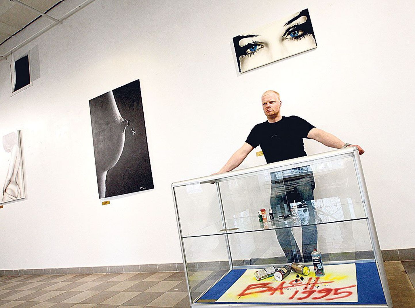 Kristjan Bachman (36) alias Bach Babach avas eelmisel nädalal galeriis Noorus näituse. Vitriinis all on töö aastast 1995.