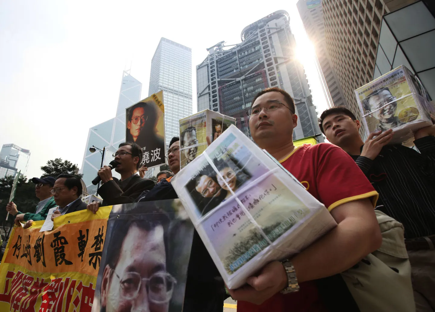 Demokraatiat toetavate jõudude meeleavaldus Hongkongis. Inimesed hoiavad käes kaste Liu Xiaobole mõeldud tervituspostkaartidega.