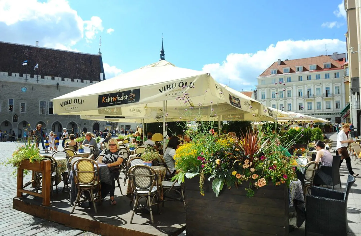 Kehrwieder on üks mitmekümnest kohast, kus tallinlased ja turistid saavad Raekoja platsil jalgu puhata ning kehakinnitust ja väiksest rüübet võtta.