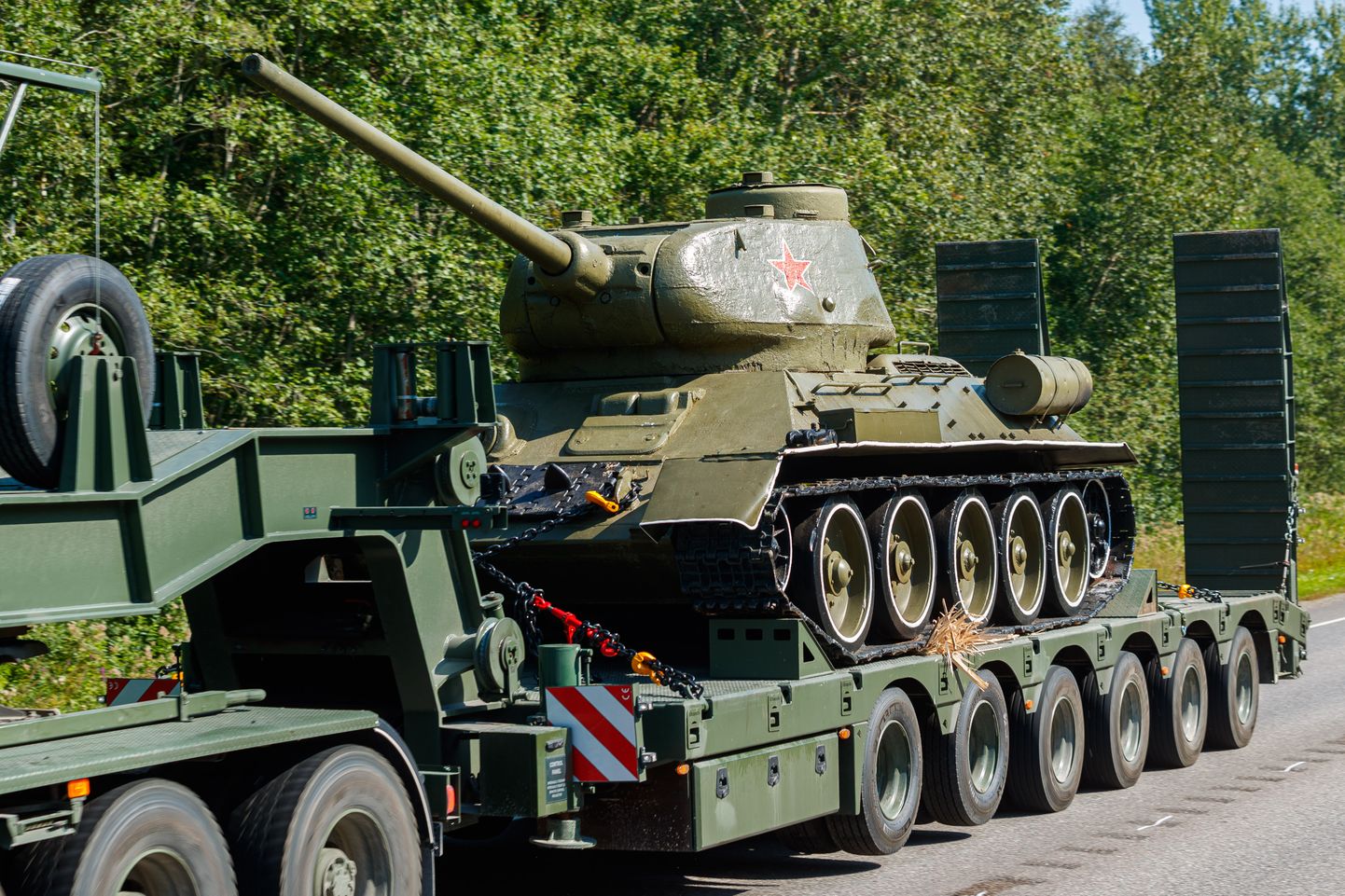 Нарвский танк-памятник везут в Эстонский военный музей.