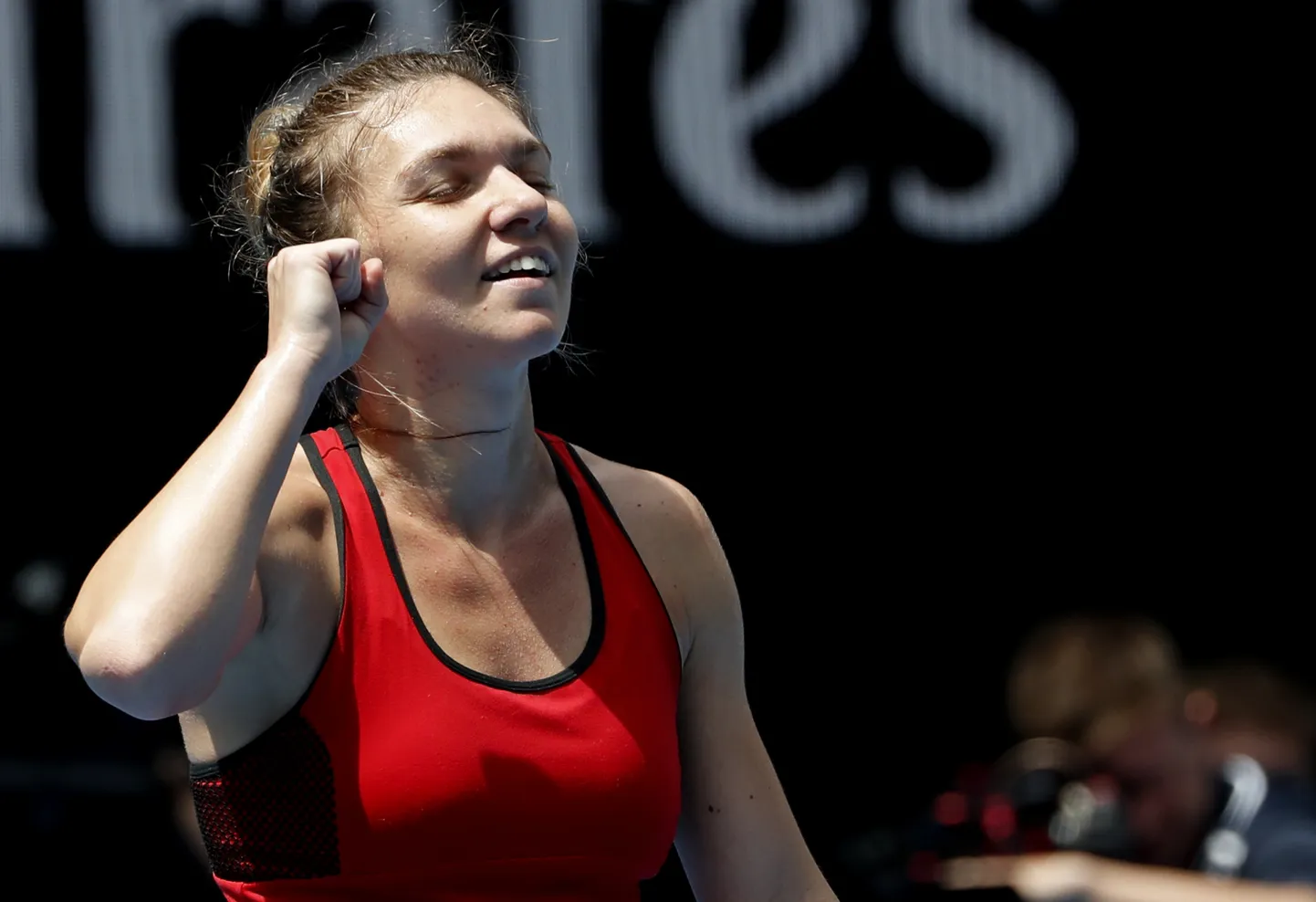 Maailma esireket Simona Halep pidi edasipääsu nimel meeletult vaeva nägema.