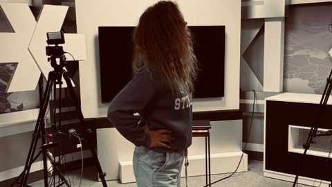 Annu spārdīja, durstīja ar iesmu, lika rīt plikus kartupeļus. Līdz viņa slepus aizbēga no Ivara