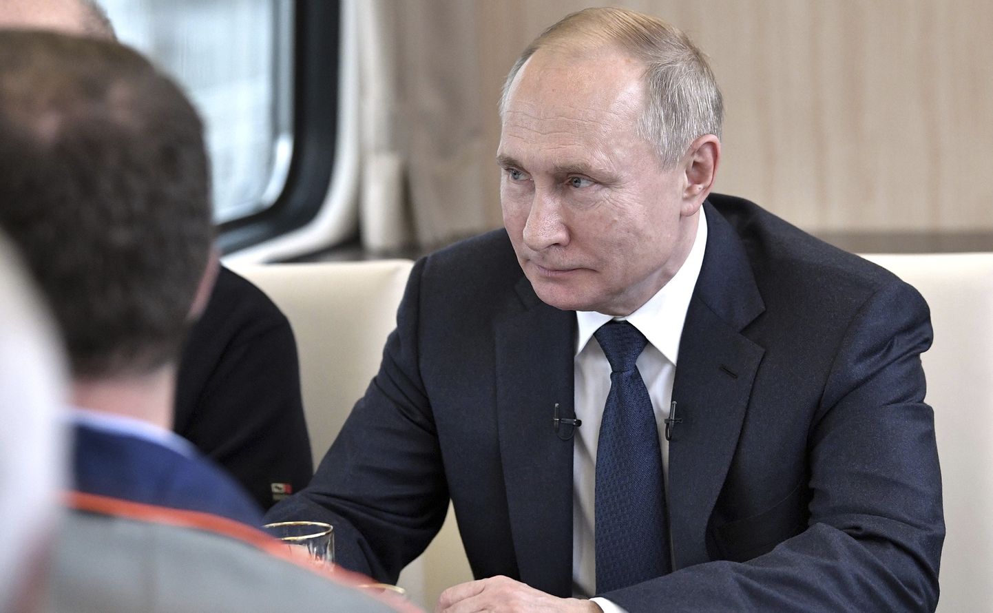 Владимир Путин едет по новой железной дороге на Крымском мосту.