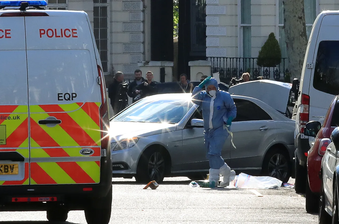 Politseinikud Londonis sündmuskohal, kus ühe autoga rammiti Ukraina saatkonna ees Ukraina suursaadiku pargitud autot.