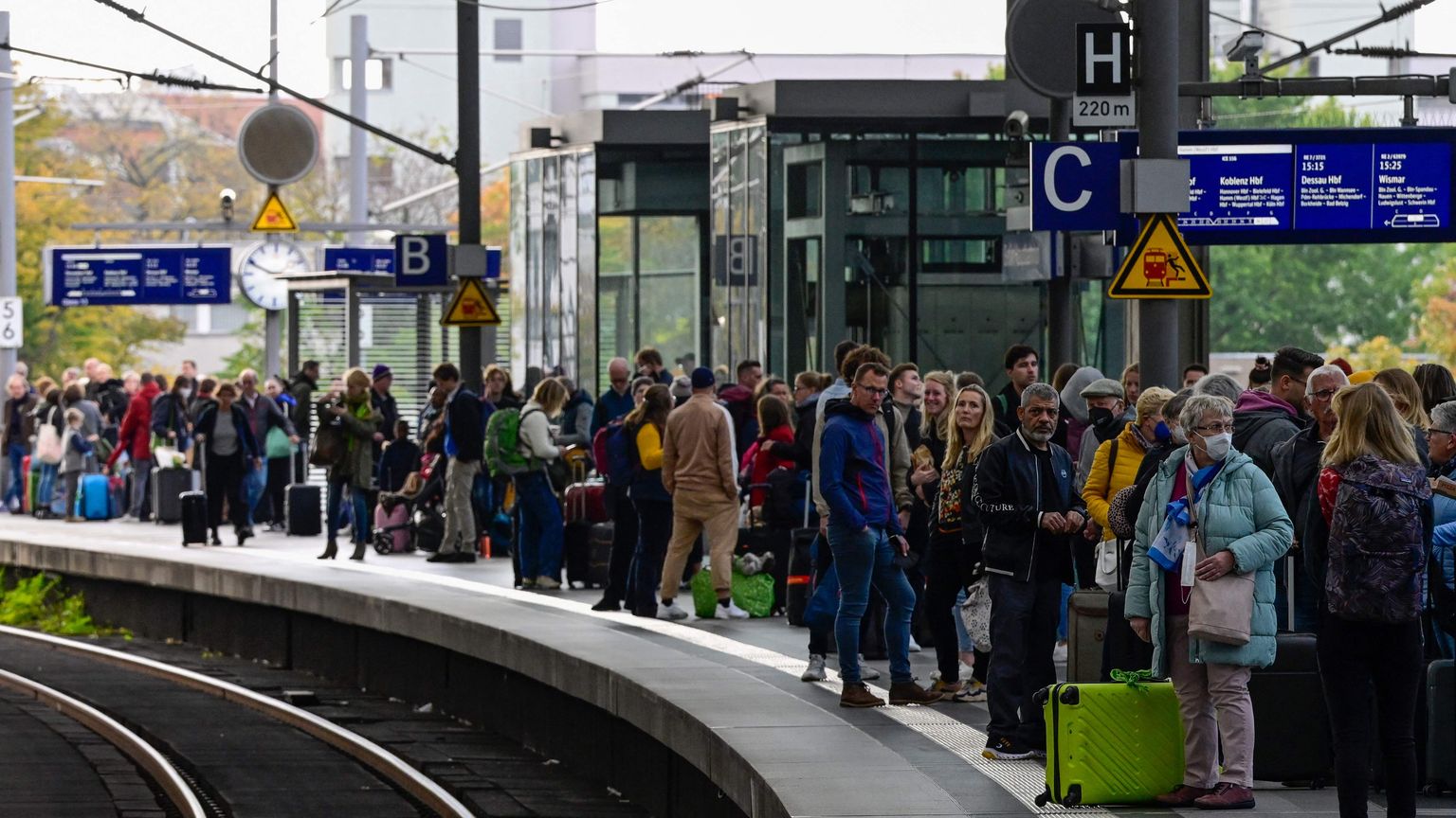 Reisijad ootamas perroonil Berliini raudteejaamas 8. oktoobril 2022 pärast suuri häireid Saksamaa raudteevõrgus, mille põhjuseks oli sideinfrastruktuuri vastu suunatud sabotaaž.