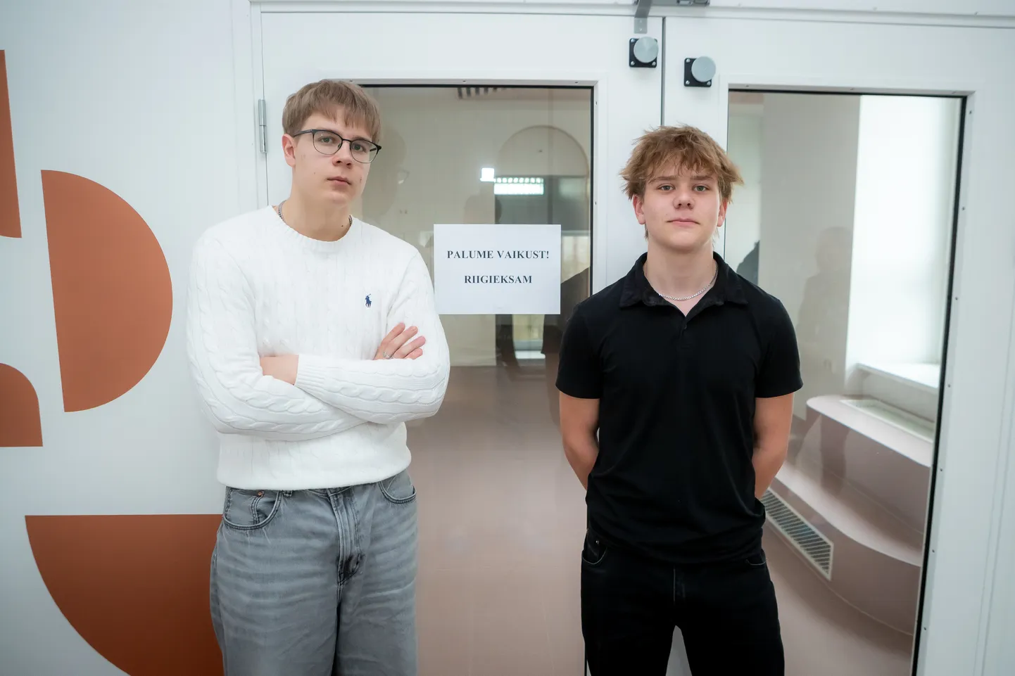 Kuressaare Hariduse Kooli üheksandikud Oskar Püüa ja Remi Ool jäid eksamiga rahule.
