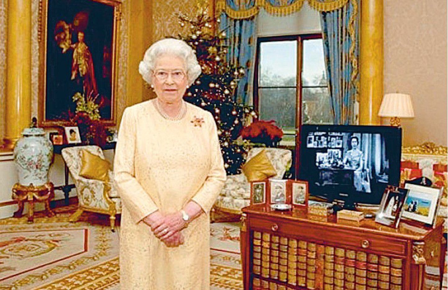 Tema Majesteet kuninganna Elizabeth II koos jõulukuuse ja kingitustega.