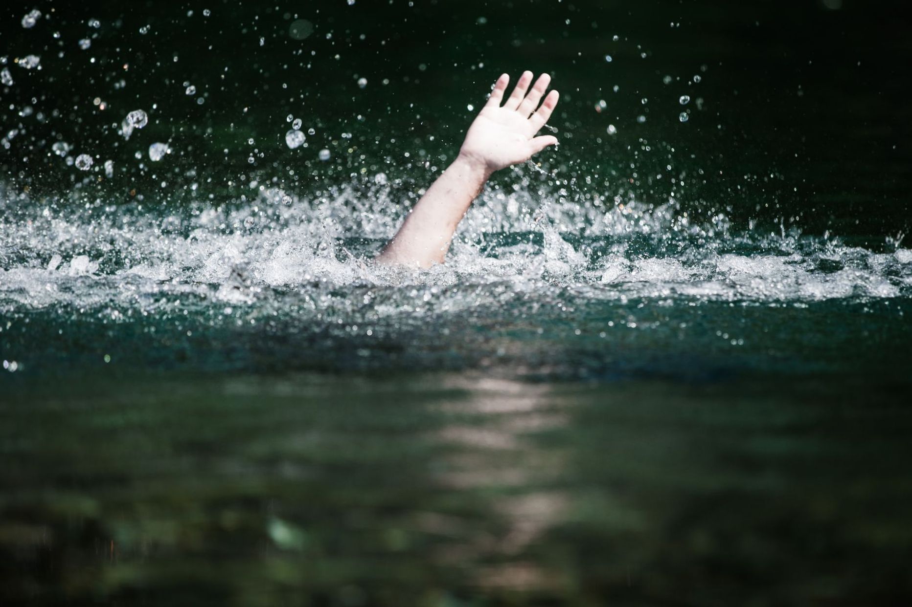 Тонуть в реке. Тонущий человек. Человек тонет в воде. Рука из воды.