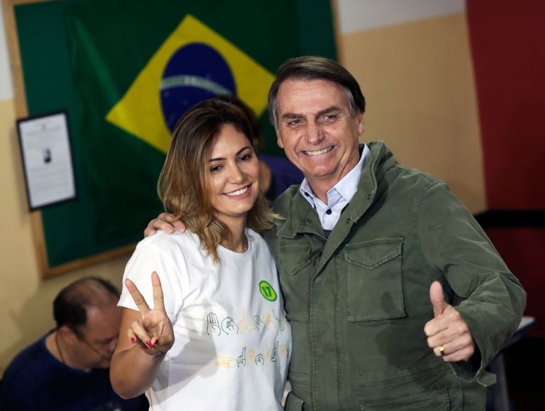 Paremäärmuslik presidendikandidaat Jair Bolsonaro koos abikaasa Michelle'iga poseerimas ajakirjanikele pärast oma hääle andmist valimisjaoskonnas Rio de Janeiros.