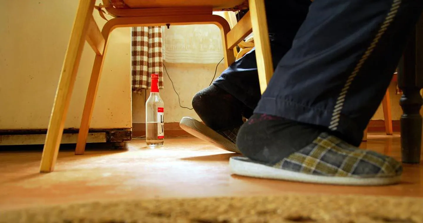 Alkoholism areneb lõpuks staadiumini, kus selle all kannatajal peab pudel kogu aeg käepärast olema. Rüübata on vaja isegi öösel ärgates, et saaks uuesti uinuda.