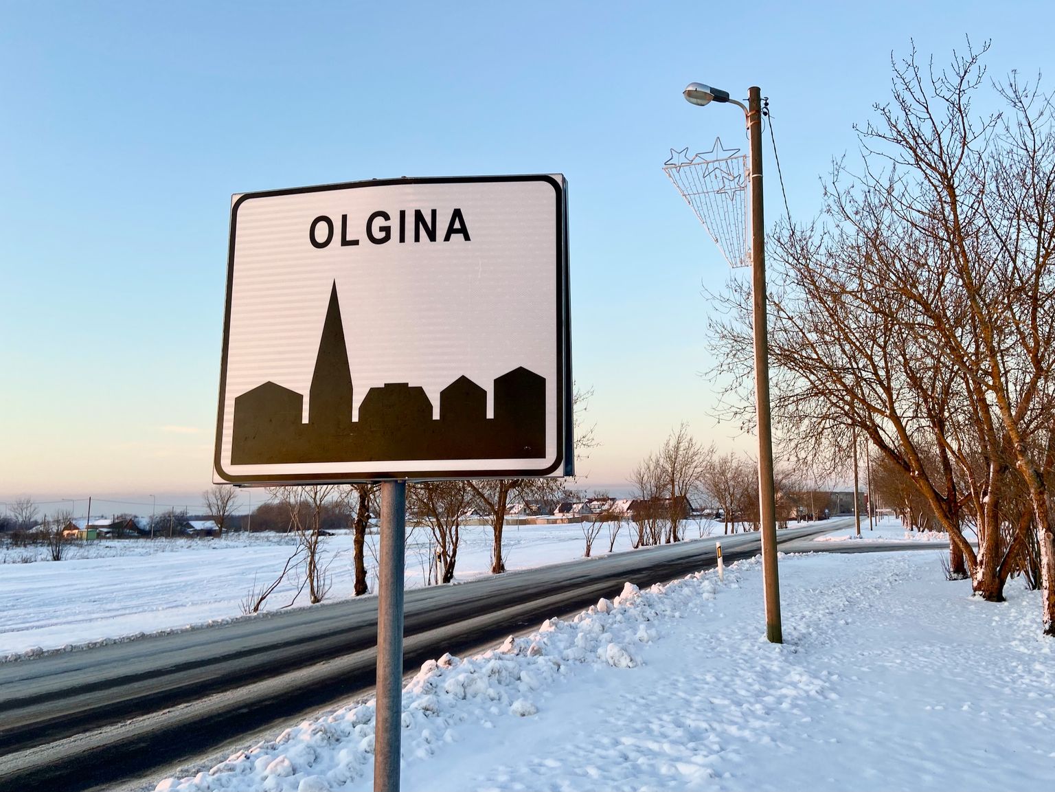 Дорожный знак на въезде в поселок Олгина на территории города Нарва-Йыэсуу.