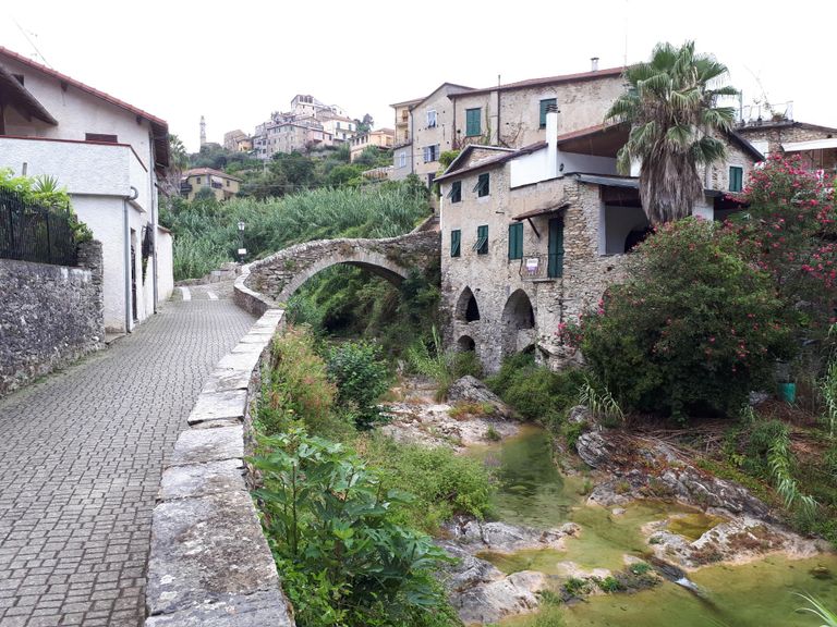 Imperia provintsis Prino oru oliivisalude keskmes asuv Dolcedo küla, taamal keskaegne sild.