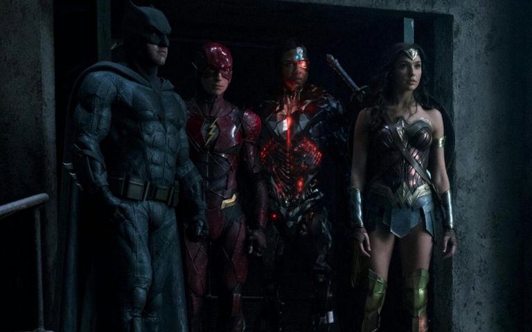 Ezra Miller kehastas DC superkangelast Flash 2017. aasta filmis «Õigluse liiga» (vasakult teine). Superkangelaste rollides võis näha ka Ben Afflecki (vasakul), Gal Gadoti (paremal) ja Ray Fisherit (paremalt teine).