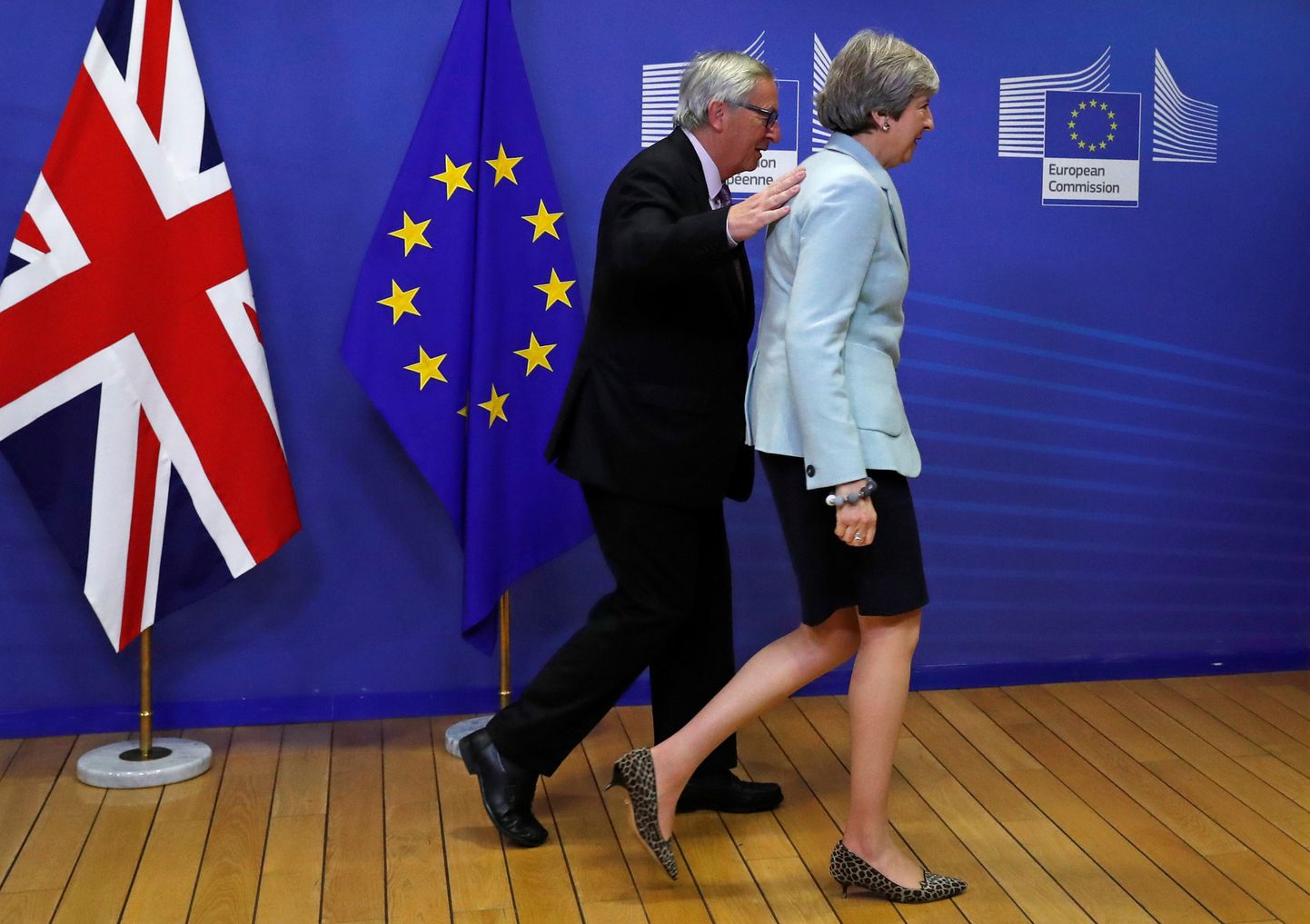 Eile juhatas Jean-Claude Juncker Theresa May pressikonverentsilt minema. Järgmiste aastate jooksul tuleb May välja juhatada ka Euroopa Liidust.