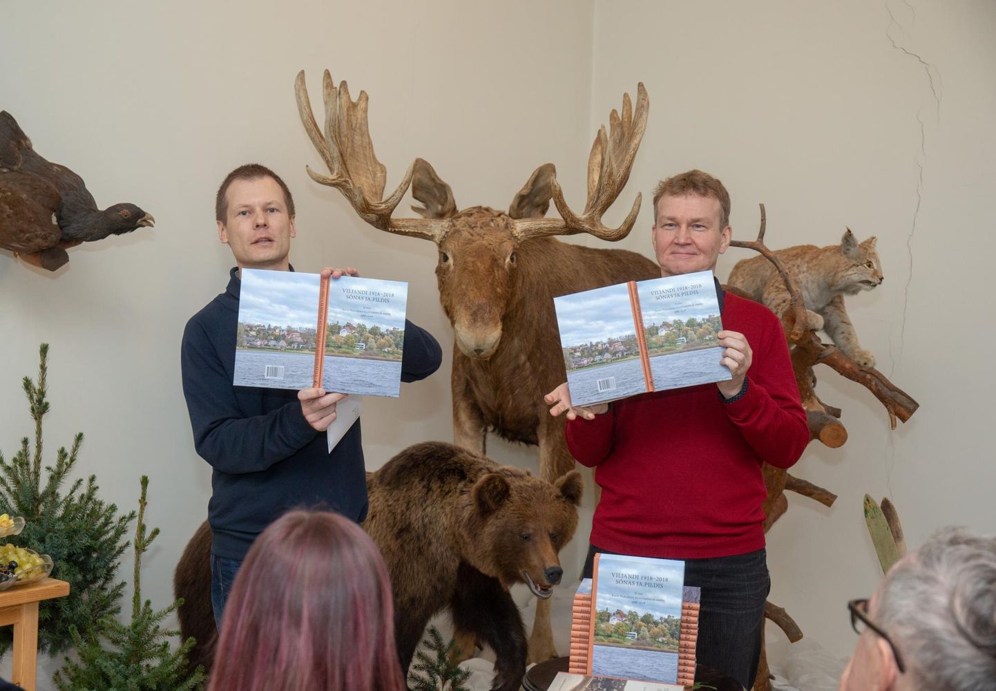 Raamatut esitlesid 18. detsembril Viljandi muuseumis üks autoreid Herki Helves (vasakul) ja muuseumi direktor Jaak Pihlak.
